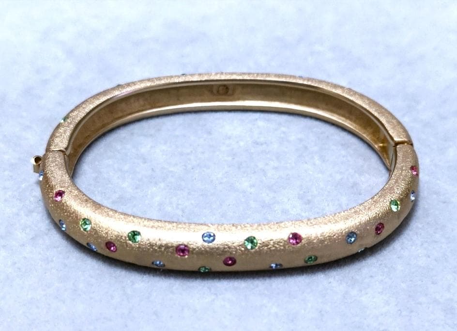 スワロフスキー　テクスチャード　マルチカラークリスタルバングル箱付き　41131