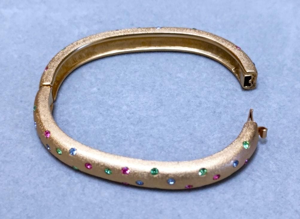 スワロフスキー　テクスチャード　マルチカラークリスタルバングル箱付き　41131