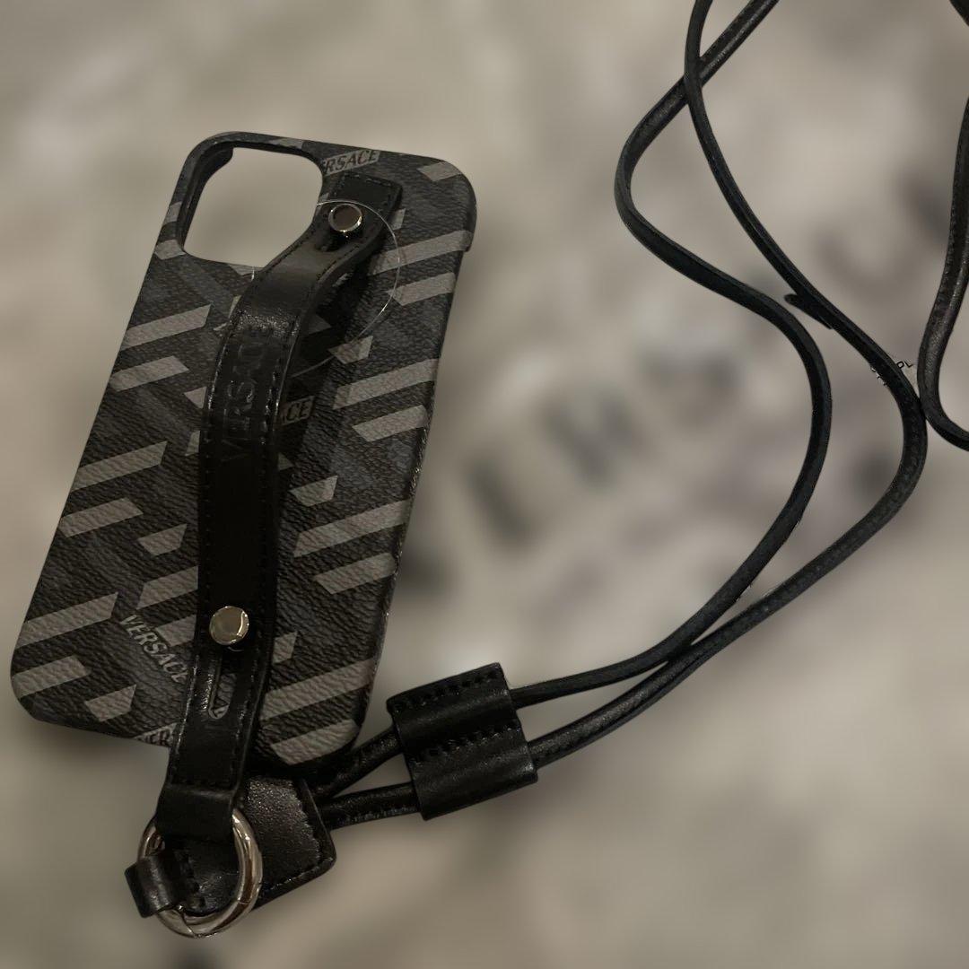 ベルサーチ！VERSACE幾何学模様 ストラップ付き　iPhone12 ケース