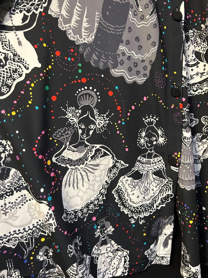 トクコ　五分袖チュニック 黒とカラフルなプリントtokuko