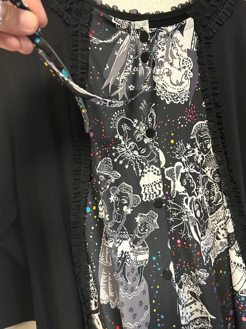 トクコ　五分袖チュニック 黒とカラフルなプリントtokuko