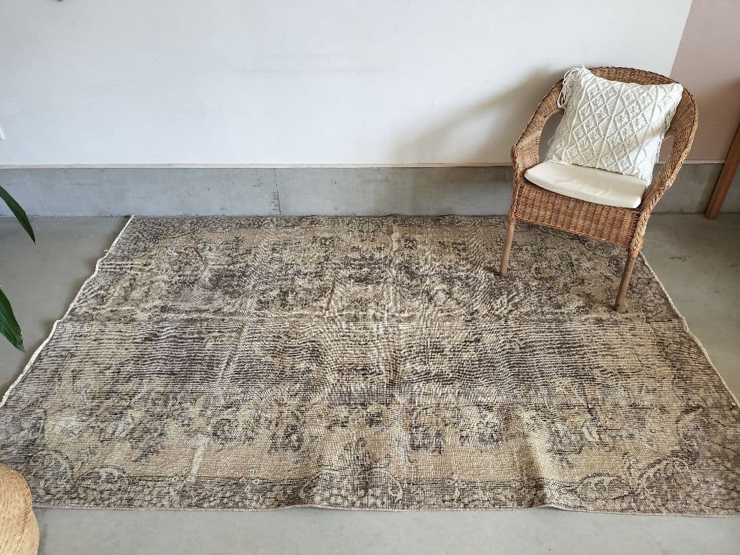 シャビーグレーとベージュ　ヴィンテージトルコラグ　石田ゆり子さんNo.673