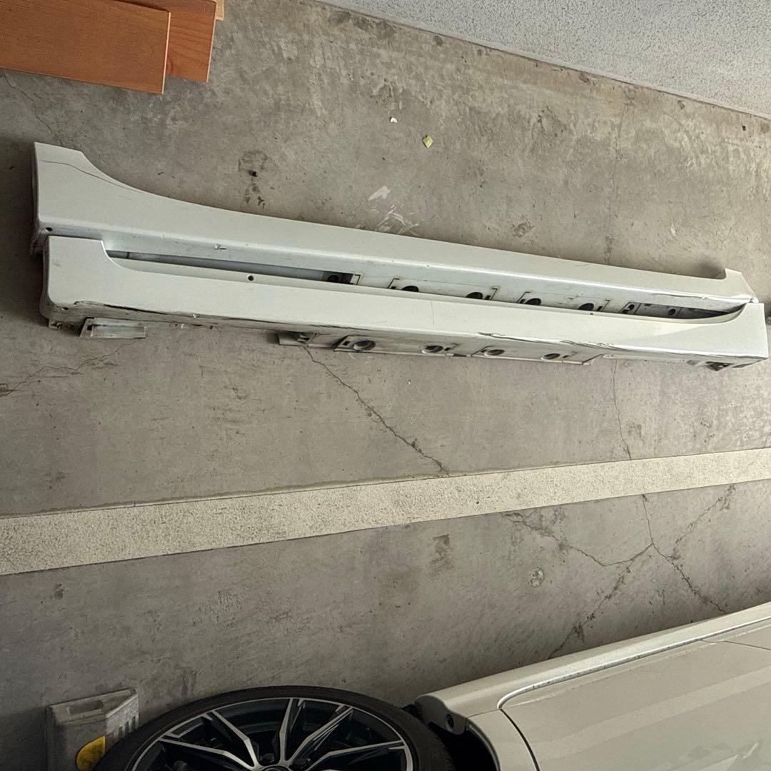 30プリウス 後期　純正左右サイドスカート