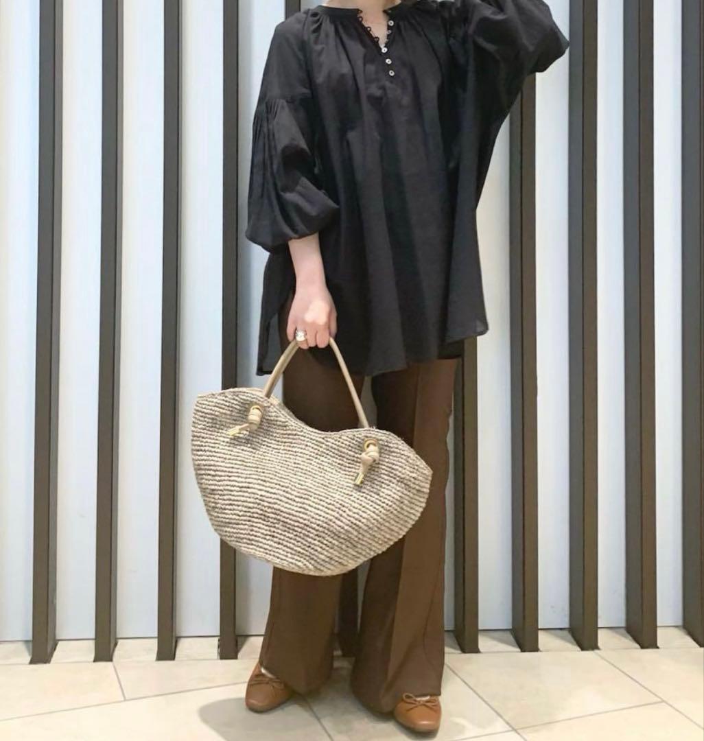 VIOLAdORO ツイストハンドルリップ型ラフィアカゴバッグ　肩掛け可