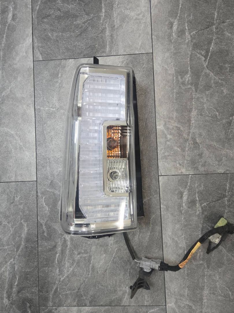 LA600S 　ダイハツ　タント　カスタム　テールランプ　助手席