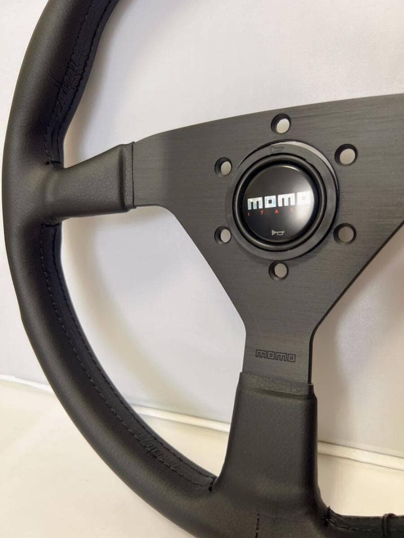 週末セール　MOMO 社外 ステアリング ホーンボタン付き 黒　ブラック