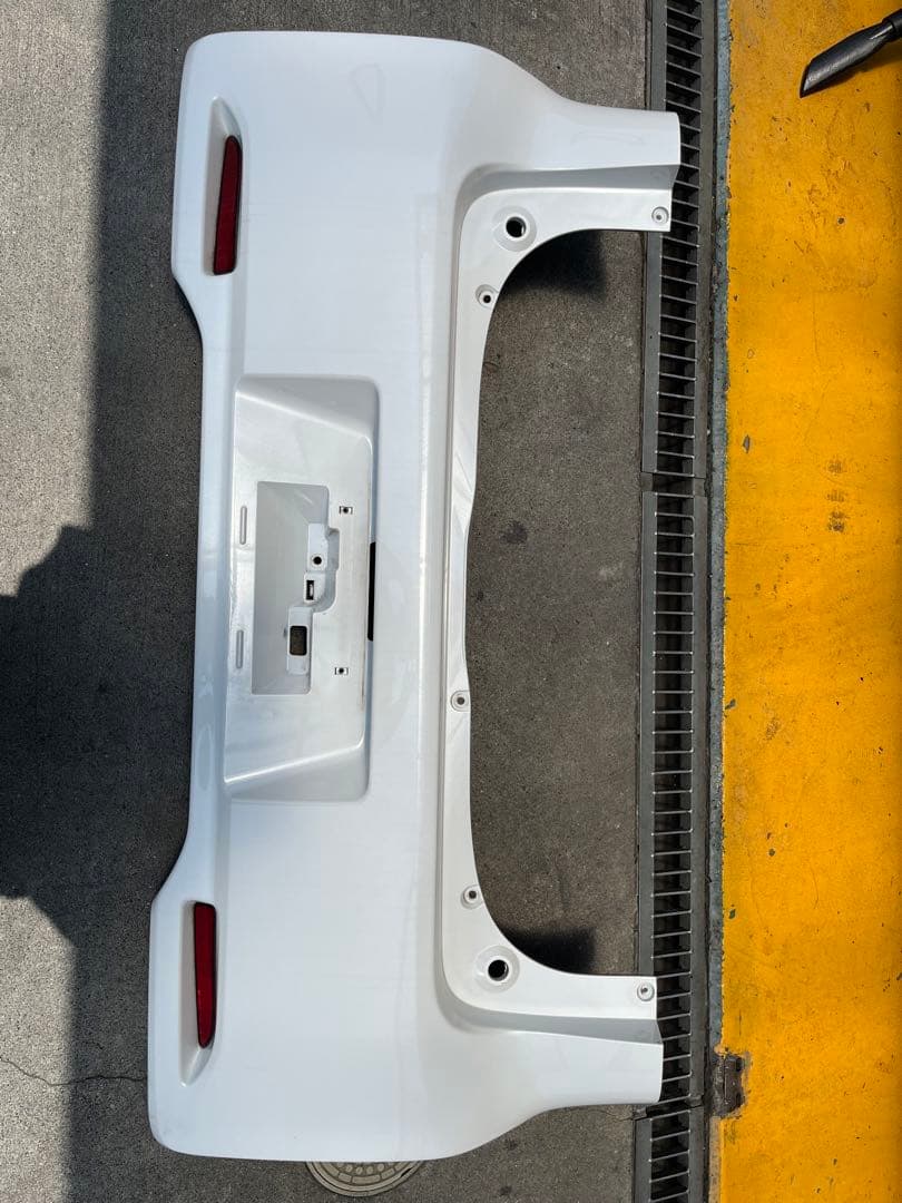 リアバンパー 白