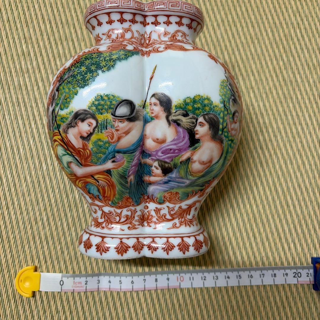 ト*ロ様 古典的な絵柄の陶器の壺