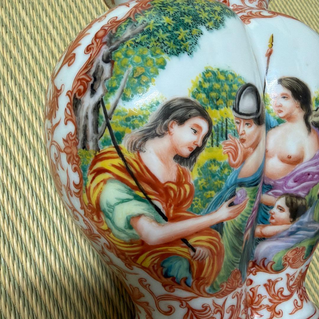 ト*ロ様 古典的な絵柄の陶器の壺