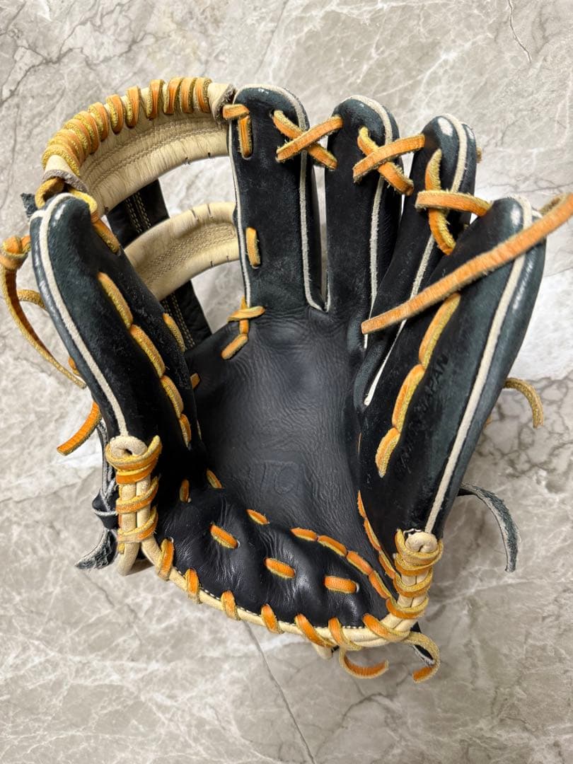 黒いレザー軟式グローブ