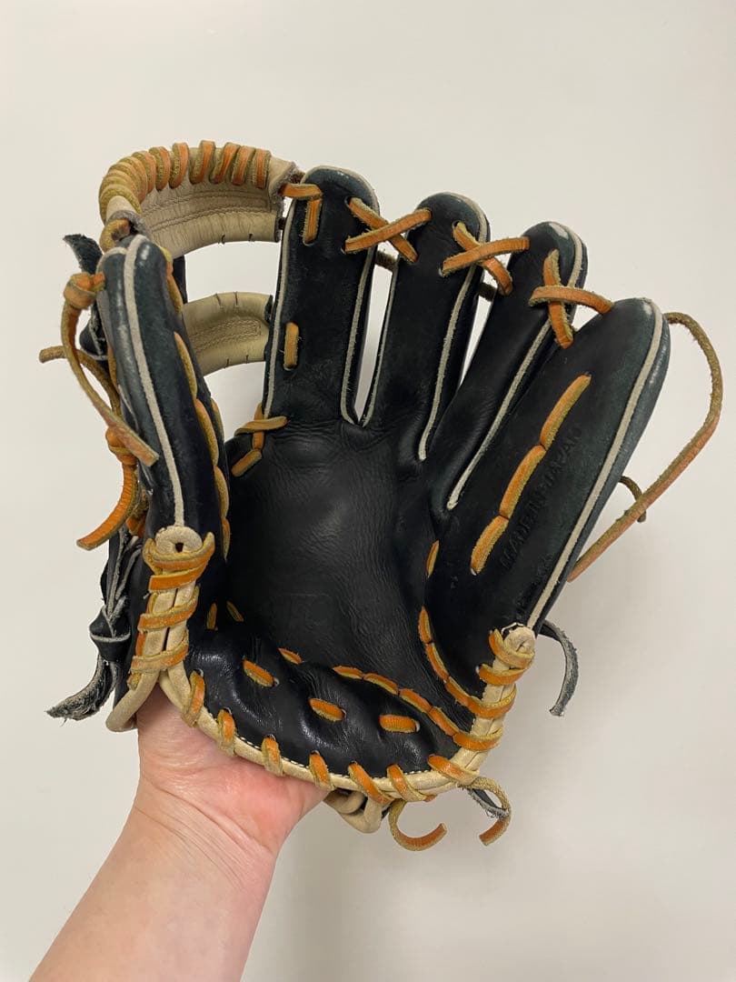 黒いレザー軟式グローブ