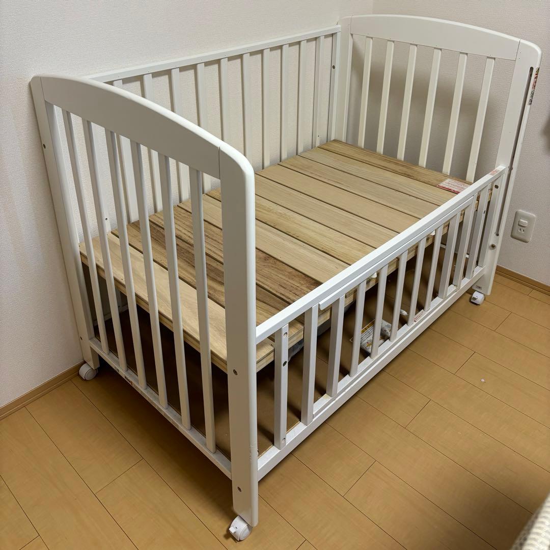 カトージ　ベビーベッド　ホワイト