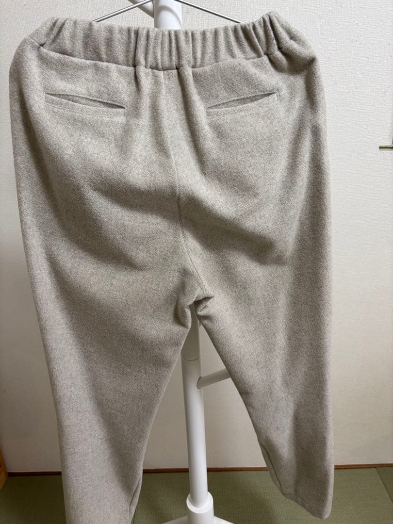 our ウール素材のテーパードパンツ　ホワイトグレー