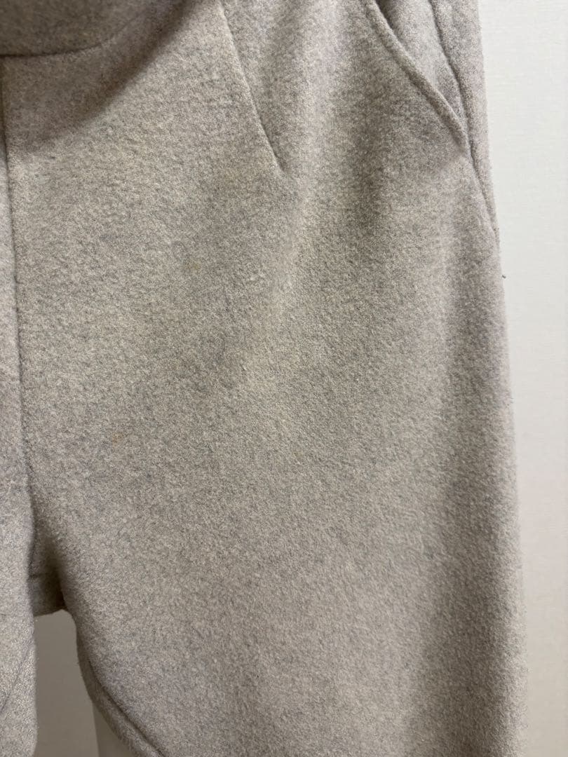 our ウール素材のテーパードパンツ　ホワイトグレー