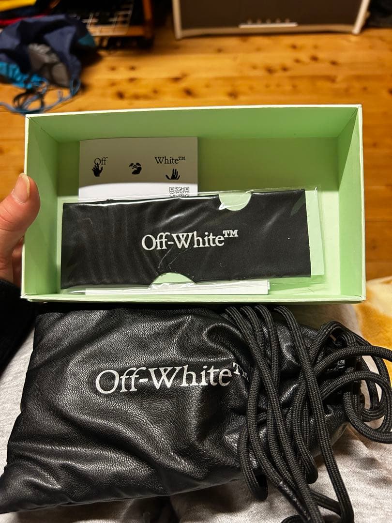 Off-White™ ブラックサングラス 422