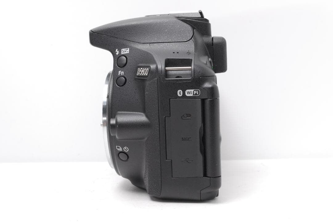 【ダブルレンズ　使用感少美品】Nikon D5600　WiFiモデル　スマホ転送