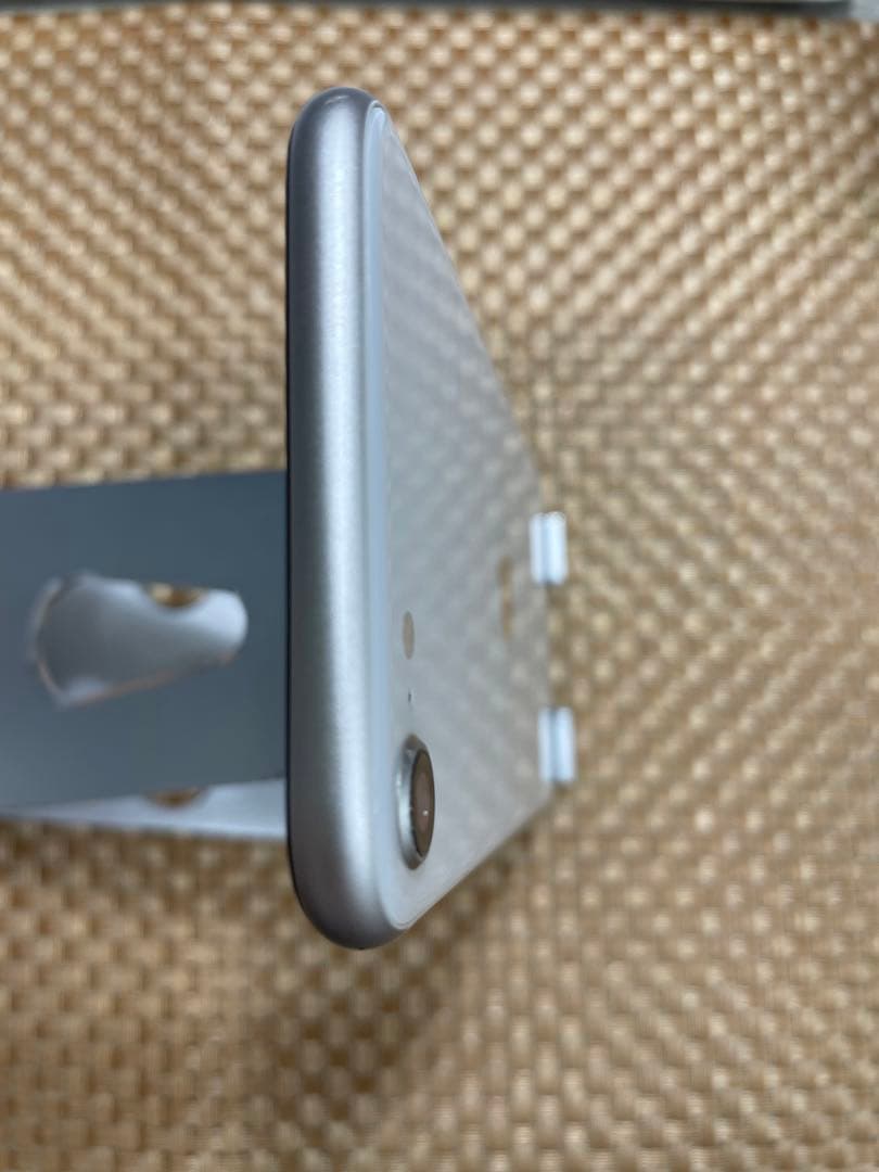 iPhone SE 第3世代 64 GB スターライトSIMフリー【2437】