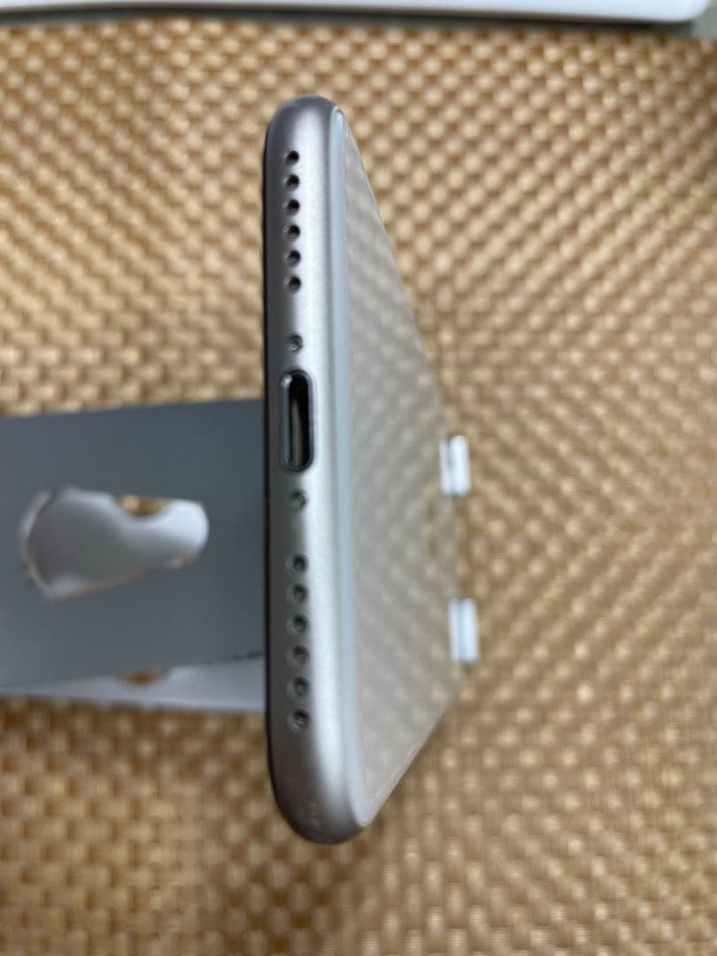 iPhone SE 第3世代 64 GB スターライトSIMフリー【2437】