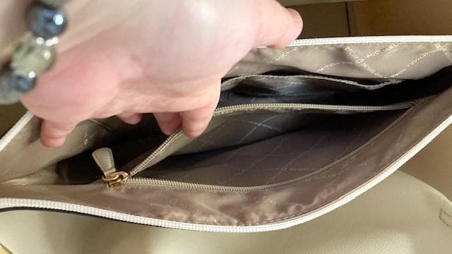 マイケルコース ホワイト　エミリア　シグネチャー　美品　A4サイズトートバッグ