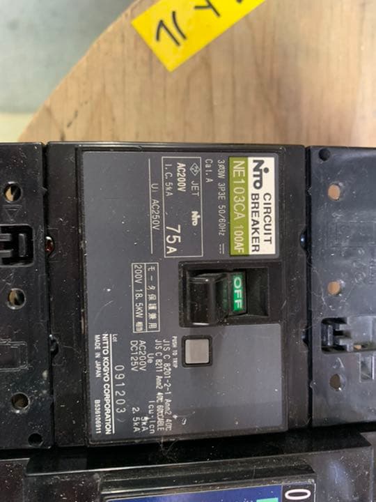 基本的には中古品ですが比較的に新しい商品です。