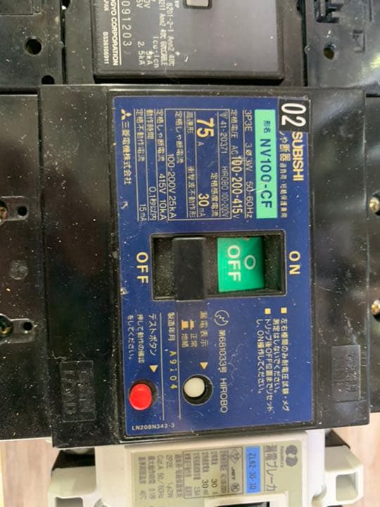 基本的には中古品ですが比較的に新しい商品です。