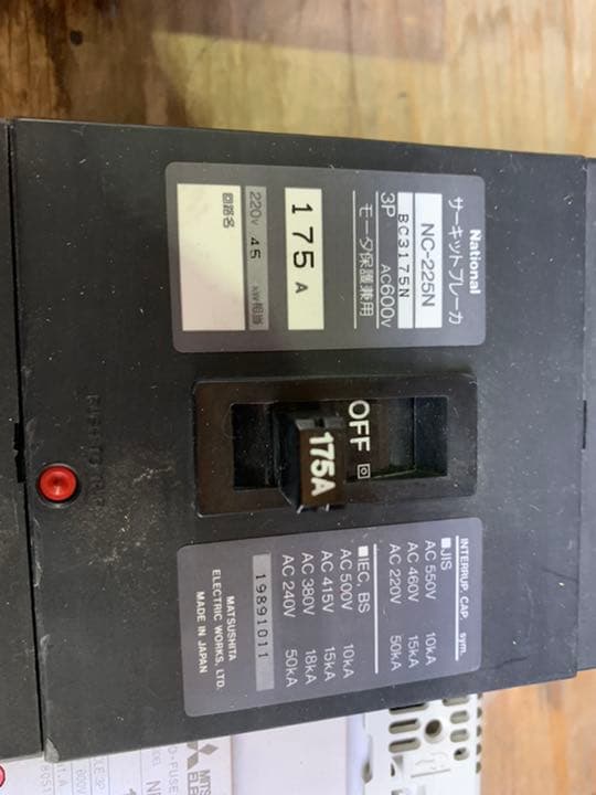 基本的には中古品ですが比較的に新しい商品です。