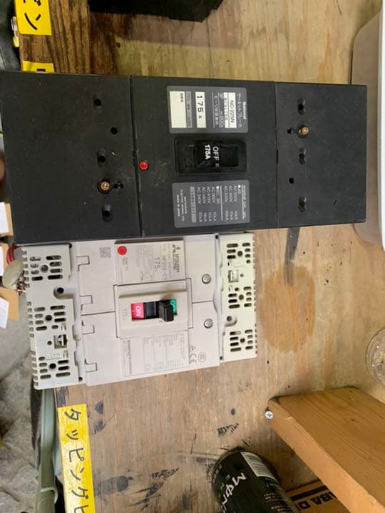 基本的には中古品ですが比較的に新しい商品です。