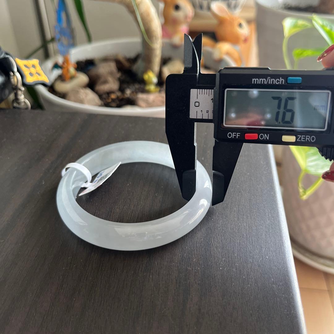 氷白色翡翠バングル