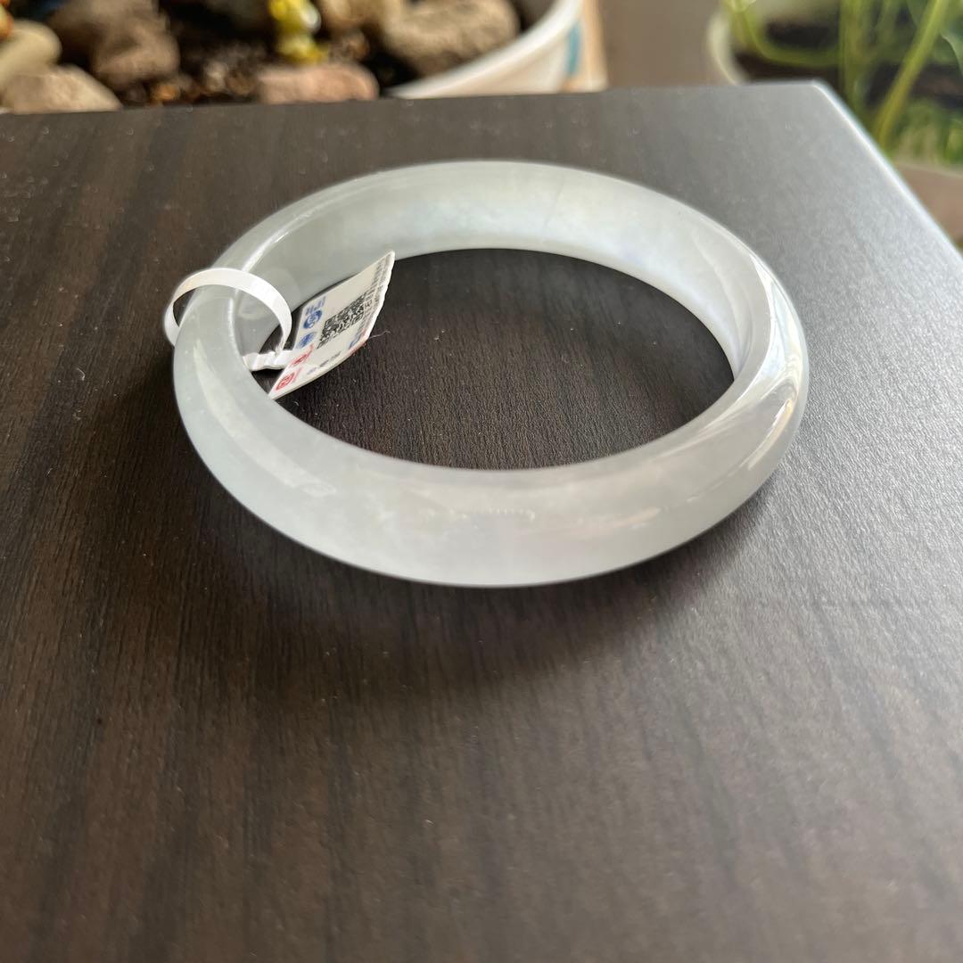 氷白色翡翠バングル