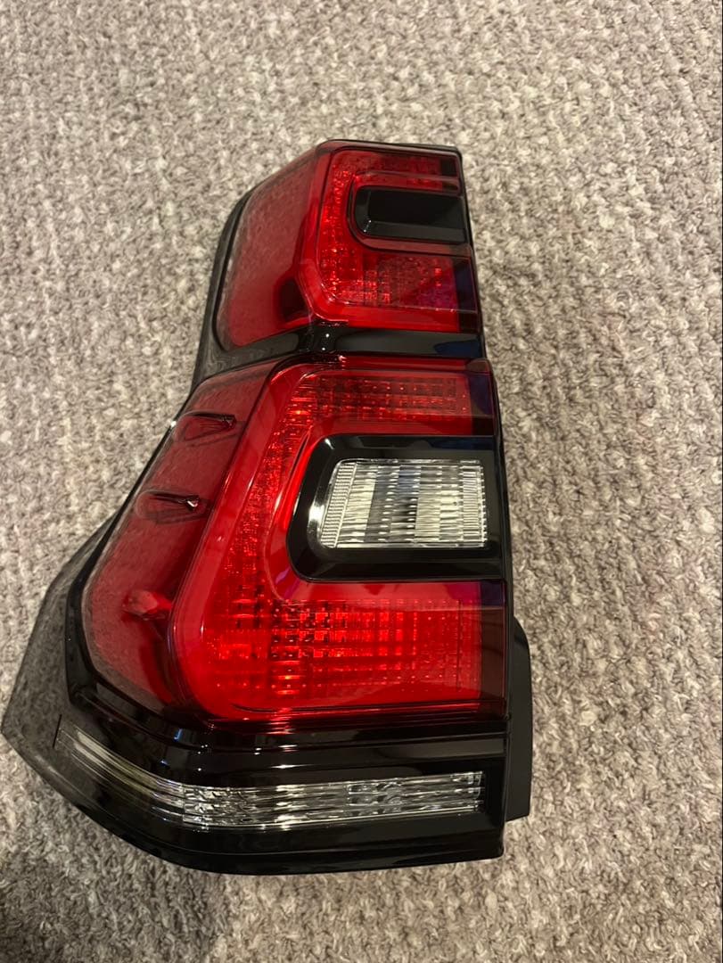 ランドクルーザープラド 150後期　純正　左右テールランプ