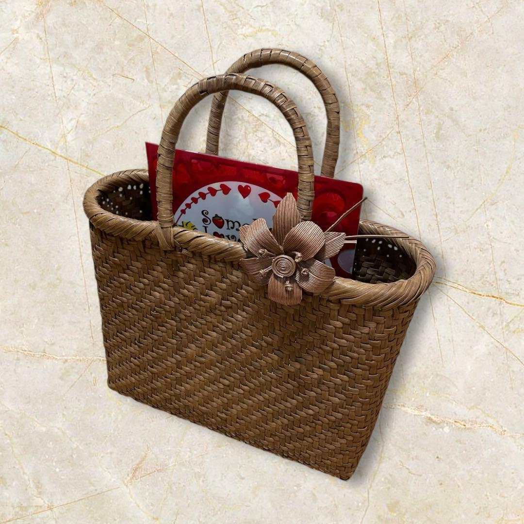 【希少】山葡萄かごバッグ✨年代物✨ブラウンのコサージュ付き❣️
