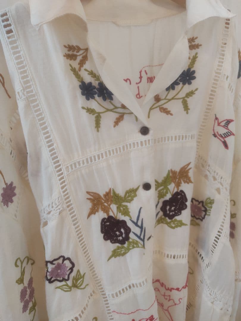 刺繍入りホワイト長袖シャツ