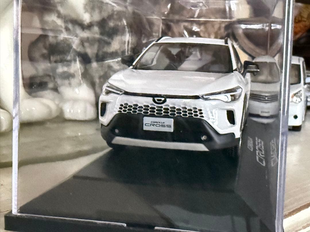 新型COROLLA CROSS ホワイトパールマイカ 1/30 カラーサンプル