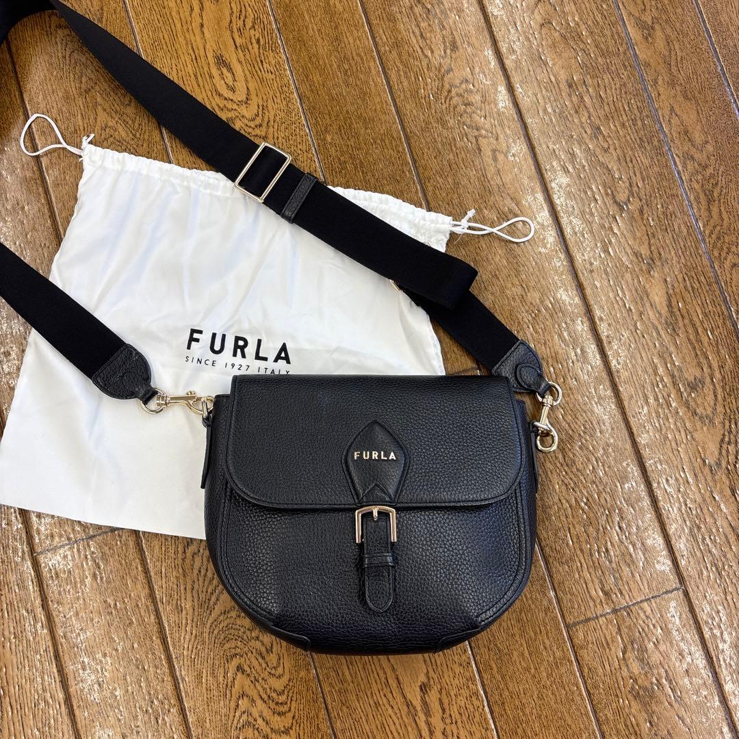フルラ　ショルダーバッグ　クロスボディウラニア　斜めがけ　シボ革　黒