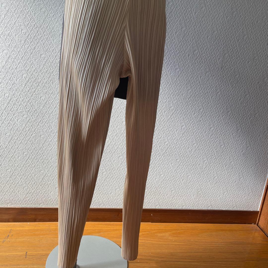 プリーツプリーズ　ベージュ プリーツ加工 スリムフィットパンツ