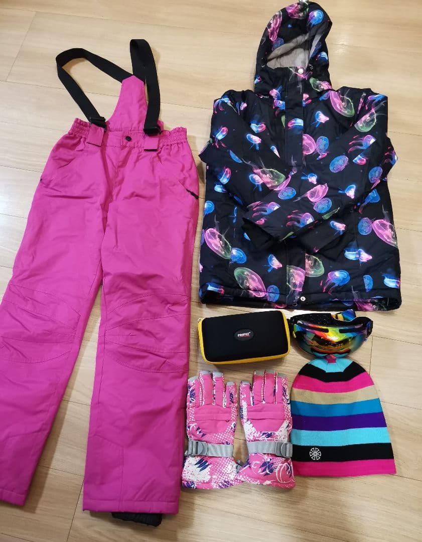 クラゲ柄ジャケットとピンクスキー用パンツ、小物セット
