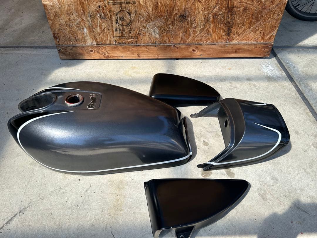 SUZUKI ブラックタンクとサイドパネルセット