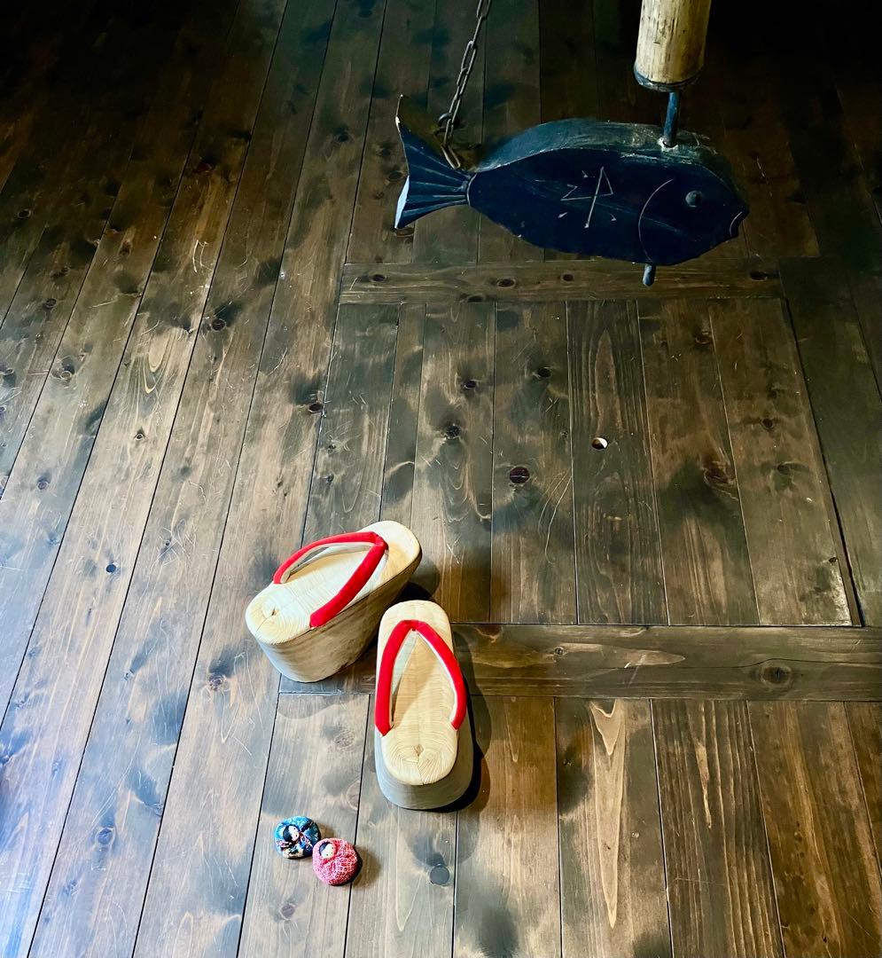 伝統的な木製下駄 赤い鼻緒付舞妓さんのおこぼれ