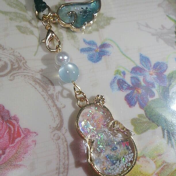 再販可能♪雪降る天使の雪だるま イヤホンジャック ( ストラップ に変更可能)