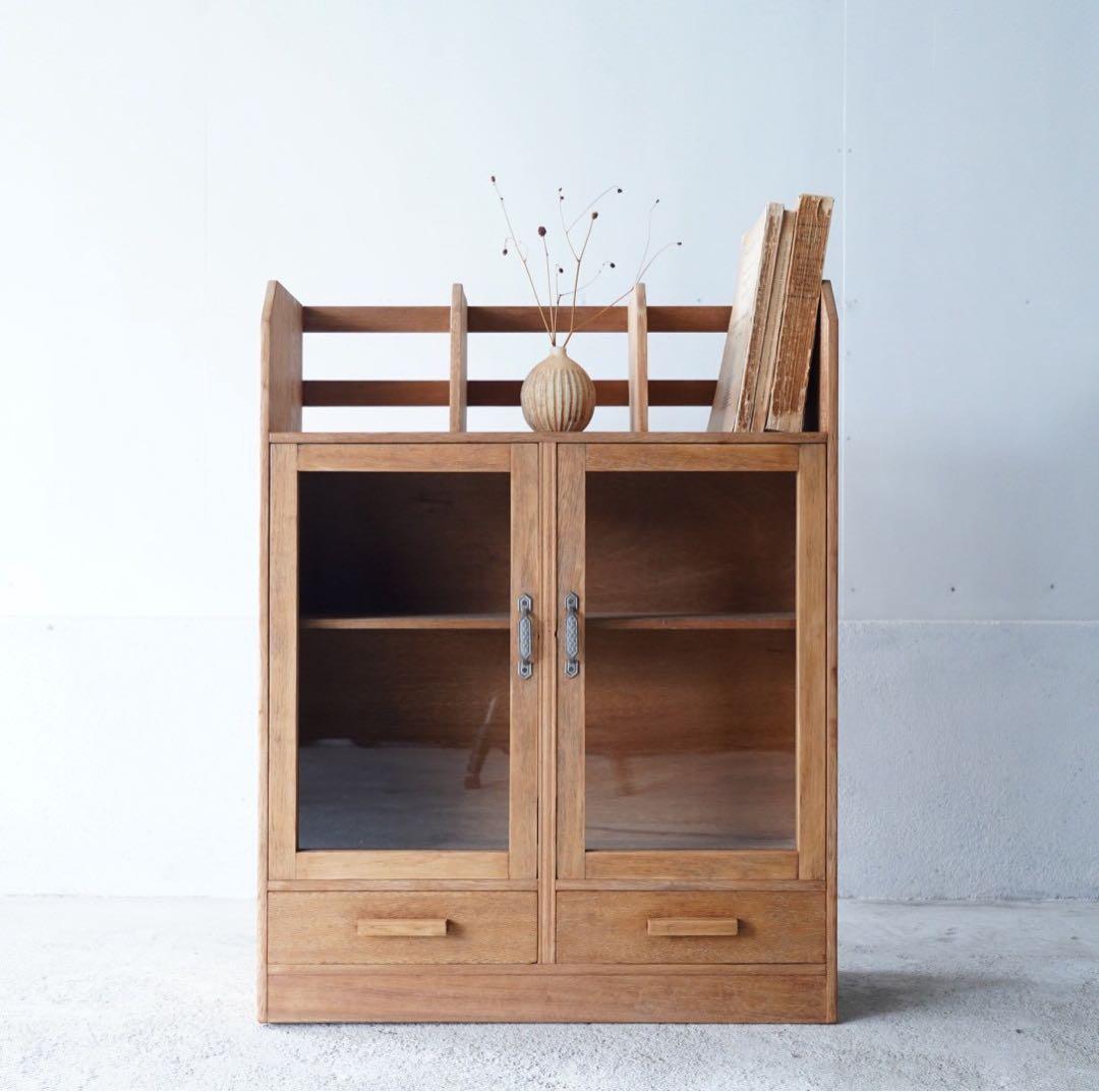 開き戸のキャビネット