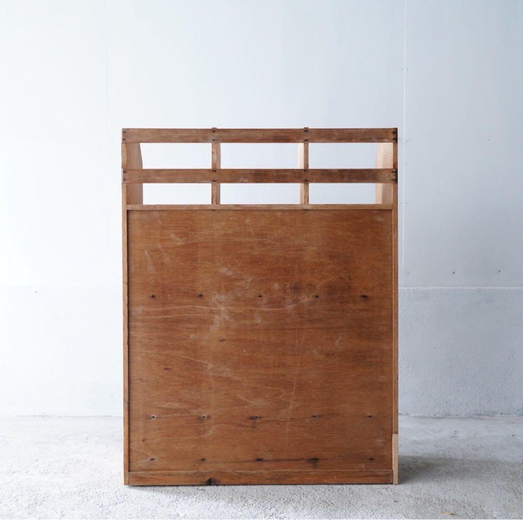 開き戸のキャビネット