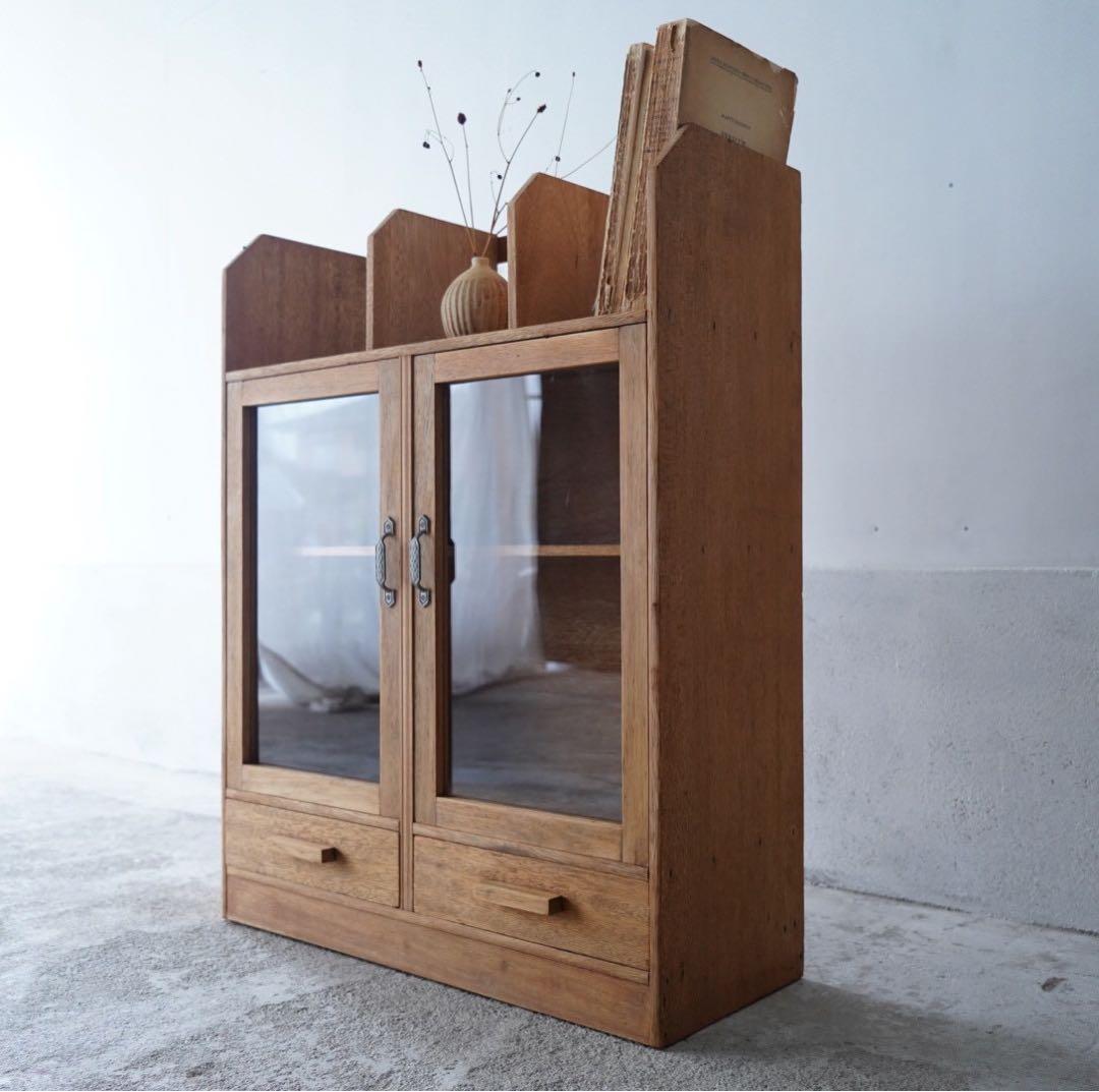 開き戸のキャビネット