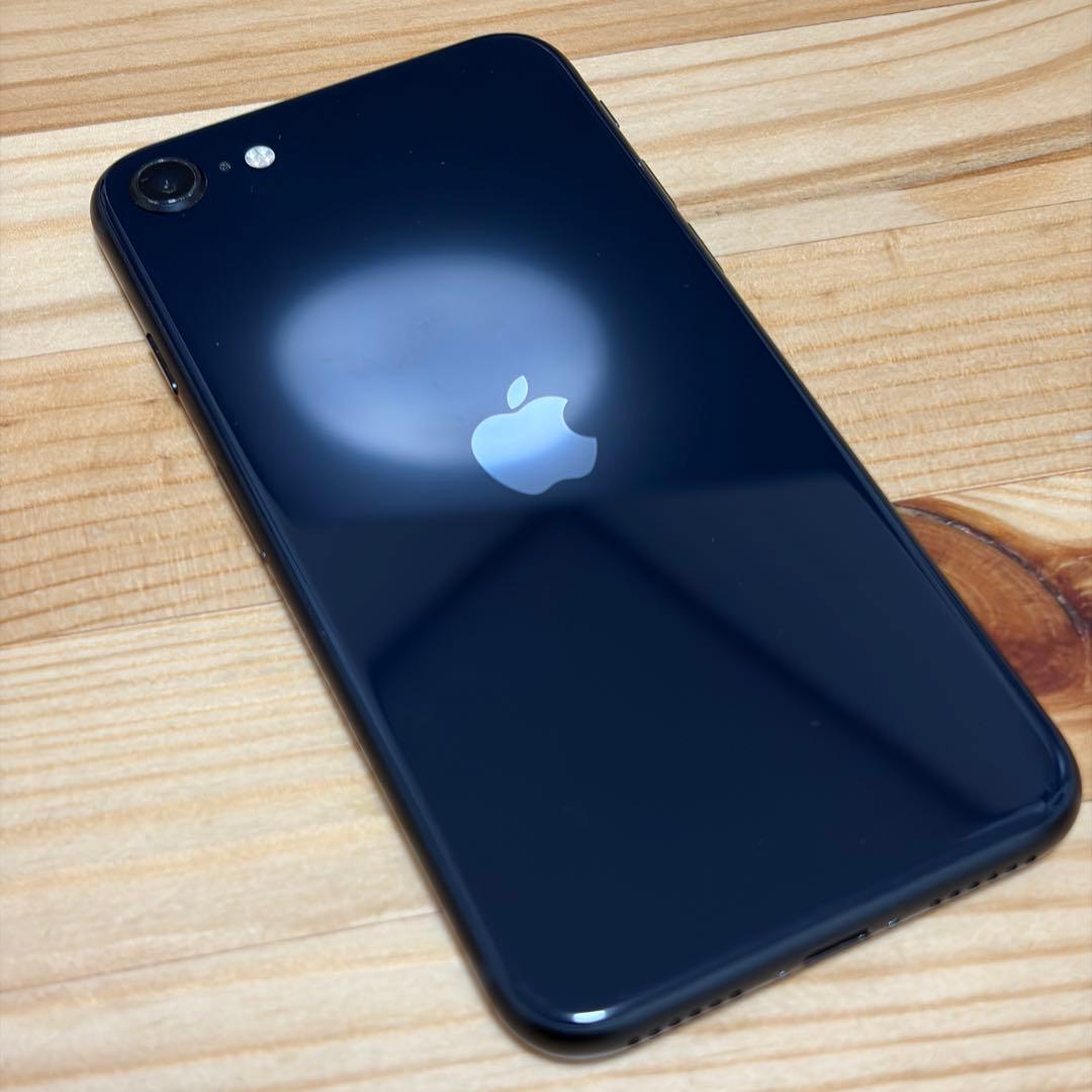 あ*ま様 バッテリー新品　iPhoneSE第3世代64GB SIMフリー　美品