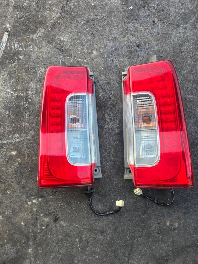 LA600S 　ダイハツ　タント　前期　テールランプ