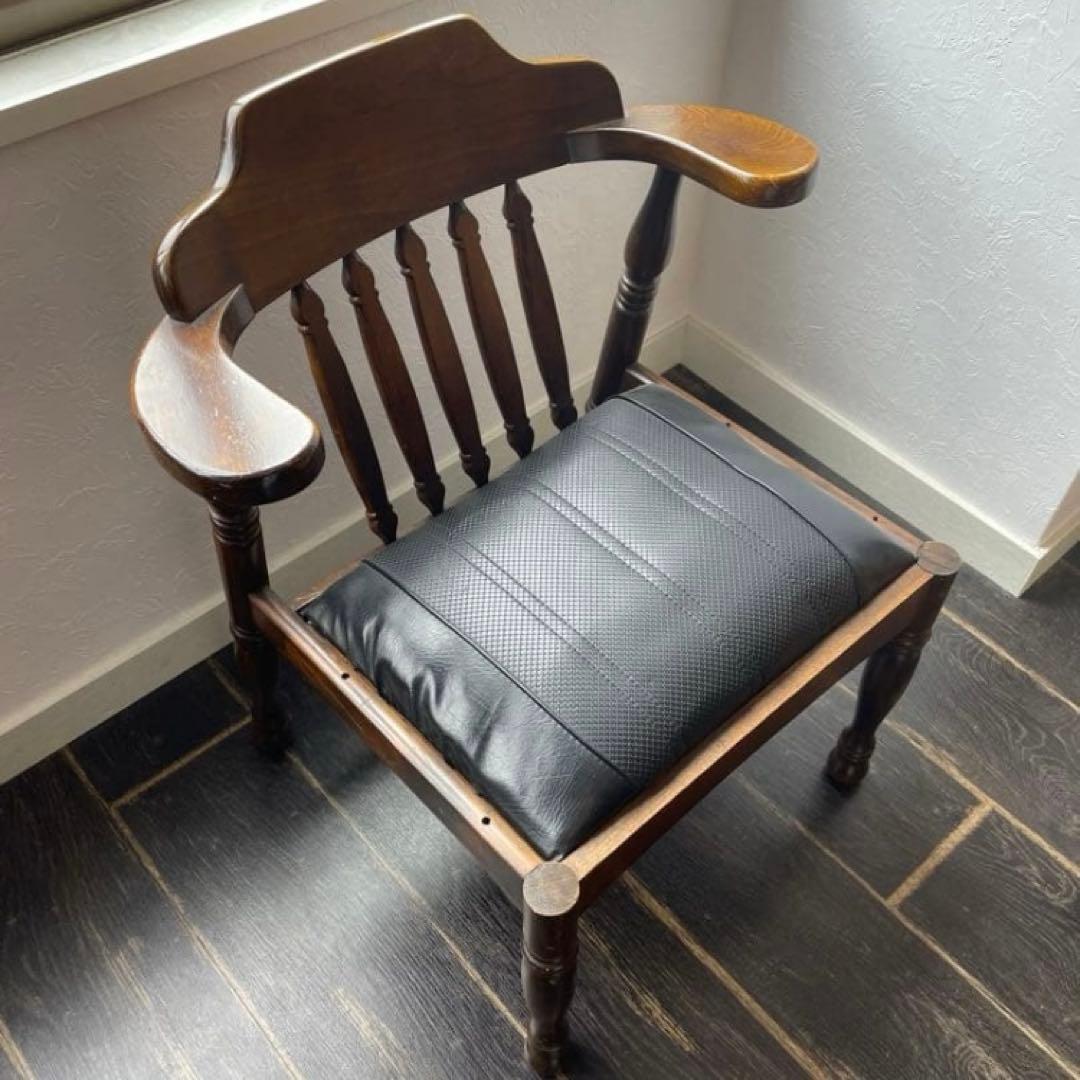 木製のアンティークチェア