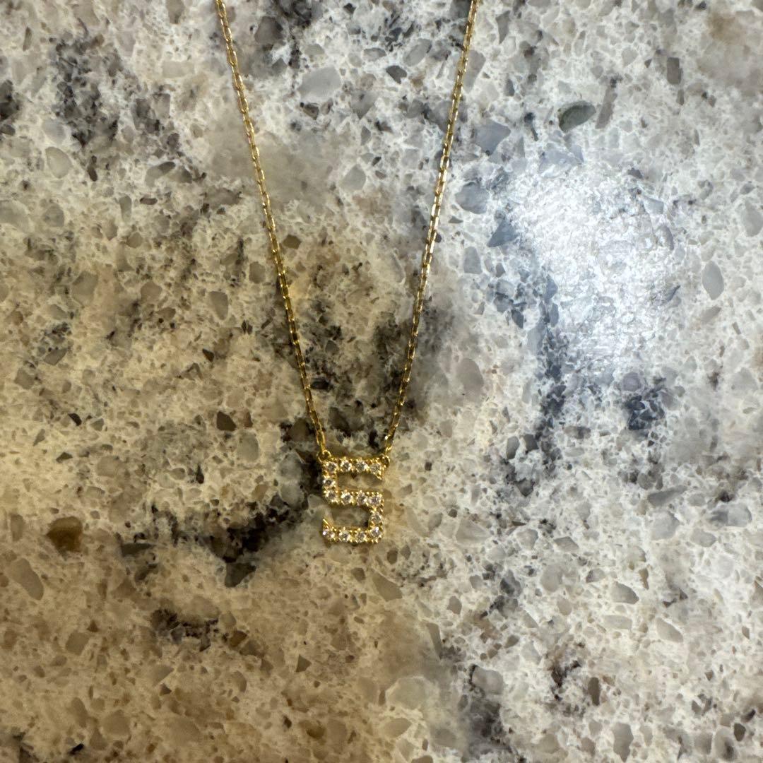 AHKAH イニシャル ネックレスS 18Kイエローゴールド/ダイヤモンド