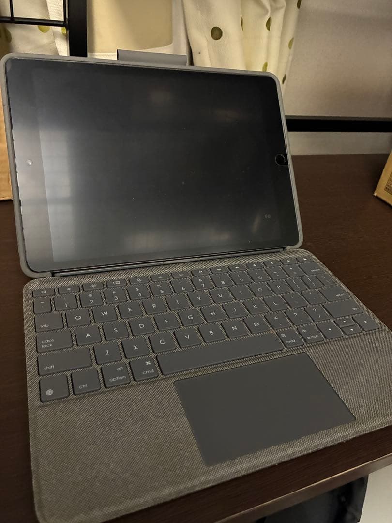 iPad 8th ロジクール　コンボタッチ　付き