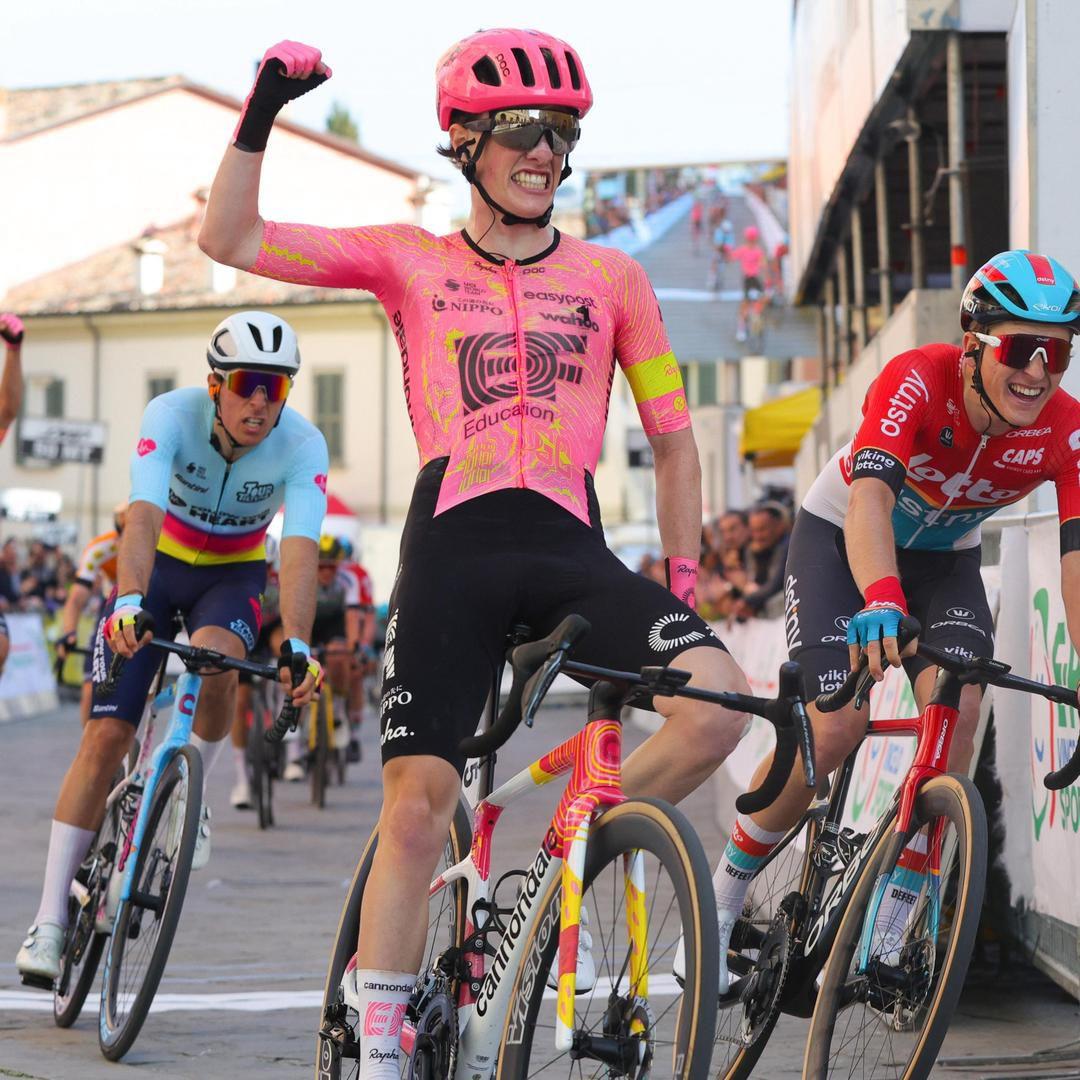 バ*プ様 支給品　EF Education EasyPost　エアログローブ　R