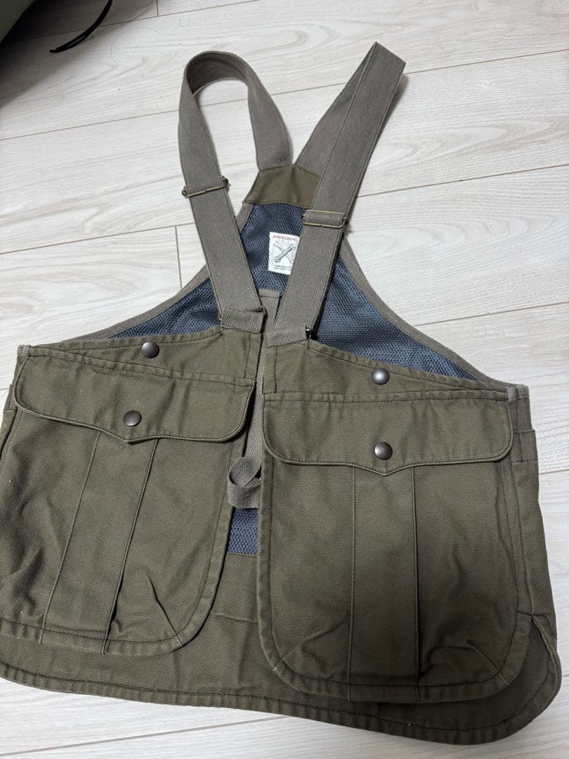 ADITIONAL オリーブグリーン ベスト