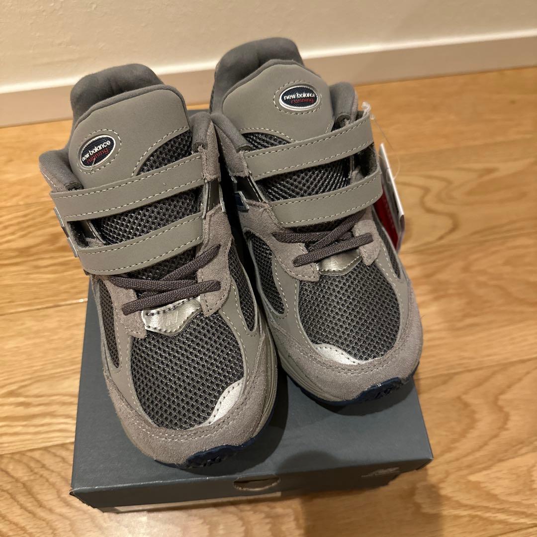 ニューバランス　キッズ　 2002R グレー スニーカー　20.5cm